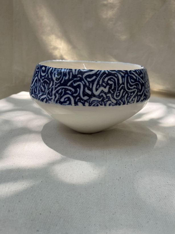 سفید با حاشیه آبی