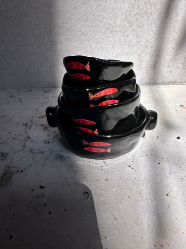 پیاله دفرمه سرامیکی مشکی با طرح ماهی گلی